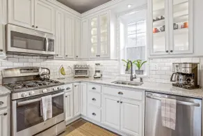 5-Star Charming Philly Townhouse in Museum Area - Image 4