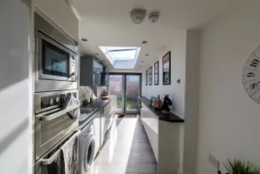 Hollywood House - Sleeps 10 Guests - Image 2