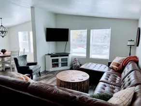 Secluded Sanctuary: Your Cozy Cabin Retreat - Image 3