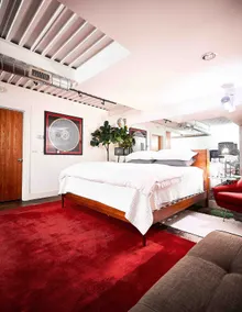 The Heart Of Bend. Brownstone Apartment. - Image 3