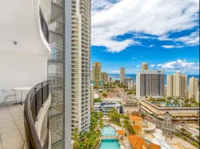 Surfers Paradise unit with great ocean views - Image 3