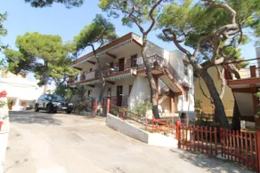 Sea cottage in pinewood - Image 2