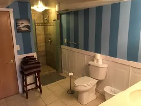 Bel espace de vacances privé. La cabine se sent juste à l'extérieur de la ville! - Image 5