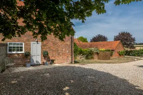 Country cottage with beautiful views - Image 3