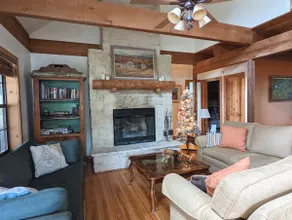 Ruby's Hill Country Retreat on 3 Acres - Image 2