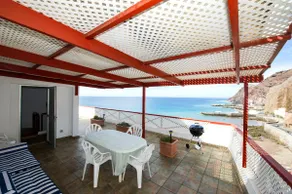 House in the Front Line of the Sea - Image 2