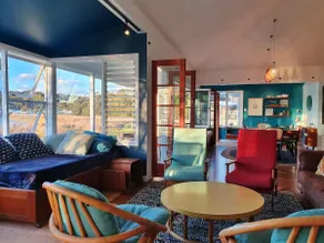 Reimagined Designer Lakehouse in Prime Location - Image 3