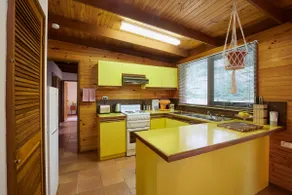 Seaside Retreat in Rye, Cozy 3-BR Home - Image 5
