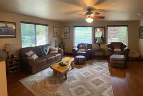 Umpqua river front house promises relaxation - Image 3