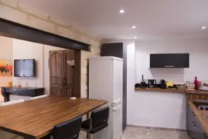 Unique 2-room apartment, 60 m2, in the city center with parking - Image 4