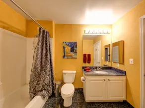 Stunning Harbor View Luxury Apartment - Image 3