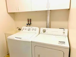 Entire private floor, 3 bedrooms + 2 living rooms - Image 4