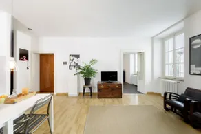 Elegant Apartment with Art and Design Pieces - Image 3