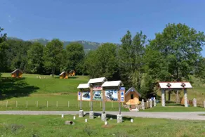 Adorable wooden cabins - Image 3