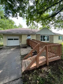Huge yard, walking distance to amenities. No steps - Image 5