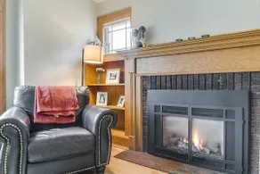 Lakefront 4 bedroom stunner! - Image 2