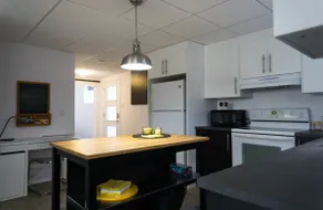 Beautiful condo with parking. - Image 5