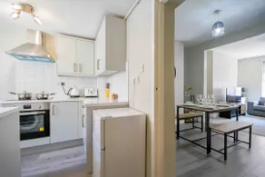 Stay with Alexandra - Free Parking - Free Wifi Superb Location - Image 4
