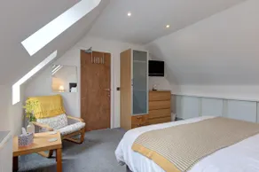 School House Annexe Anstruther, King-sized bedroom - Image 5