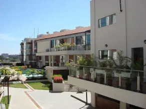 Luxury Townhouse W Private Garden & Italian Kitchen - Image 4