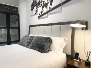 Luxurious Cal King Bed Suite, Skyline View of DTLA - Image 5