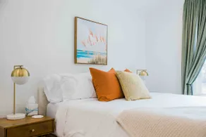 Spacious CA King luxury suite, private entrance - Image 3