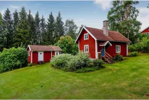 Accommodation with private lake property - Image 2