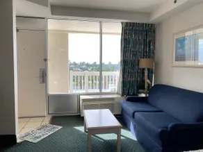 Beach Access! Elegant Studio near Top Attractions - Image 2