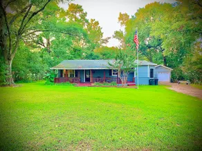 PRIVATE LAKE GETAWAY🎣 Swimming, Fishing & Relaxing at Charming Lakeside Bungalow - Image 2