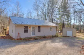 Cozy Creekside Getaway - Image 5