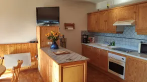 Lakeside apartment with balcony - Image 3