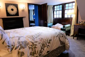 Heritage Luxury: Coachman Lodge on Seaside Estate - Image 3