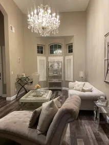 Cheerful 5-bedroom home with indoor fireplace - Image 4
