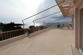 Seaside Renovated Top Floor Apartment - Image 3