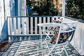 Beautifully Remodeled Apartment in Historic Area. - Image 2