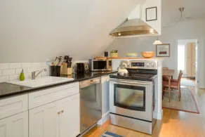 Sunny 3-Bedroom Apartment with Park and Lake View - Image 2