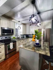 Convenient 2 bdrm. Airport bungalow. - Image 5