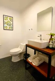 ★QUEEN SIZE,★ WIFI,★ HOT WATER★ - Image 2