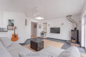 Spacious House Large Patio & Free Parking - Image 2