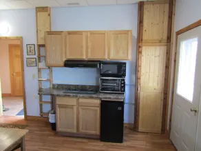 Quiet private suite with garage bay & kitchenette - Image 3