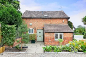Quaint Victorian Coach House in village location - Image 2