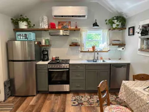 Newly Remodeled Cozy Downtown Cottage - Image 5
