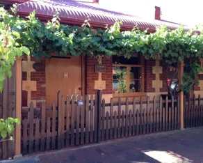 Café Cottage w/ King Spa right on Melbourne Street - Image 4