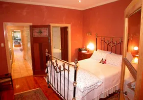 Café Cottage w/ King Spa right on Melbourne Street - Image 3
