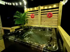 Quaint Family Cottage-New Spa tub with LAKE View-1 mile to Bailey’s Point - Image 2