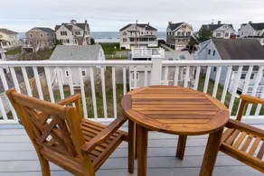 Immaculate Moody Beach House - Image 5