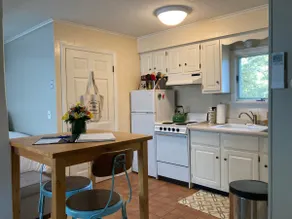 Quiet & Cozy Main Street Retreat - Image 5