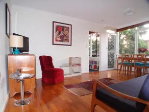 Peaceful Treehouse apartment in Fitzroy - Image 2