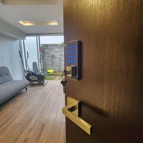 Modern, safe, strategic suite close to everything - Image 4