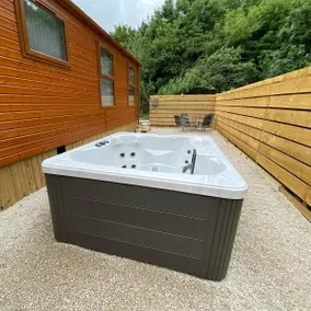 Fox Lodge at Owlet Hideaway - with Hot Tub, Near York - Image 4